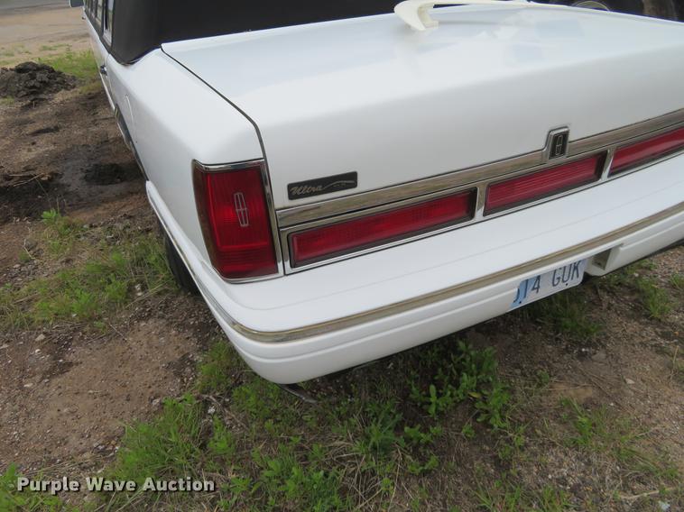 image for item DD7044 1996 Lincoln Town Car Executive limousine