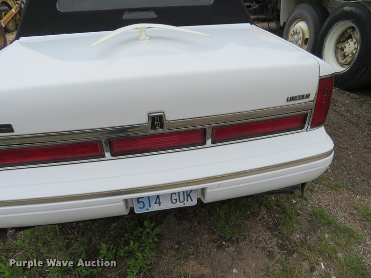 image for item DD7044 1996 Lincoln Town Car Executive limousine