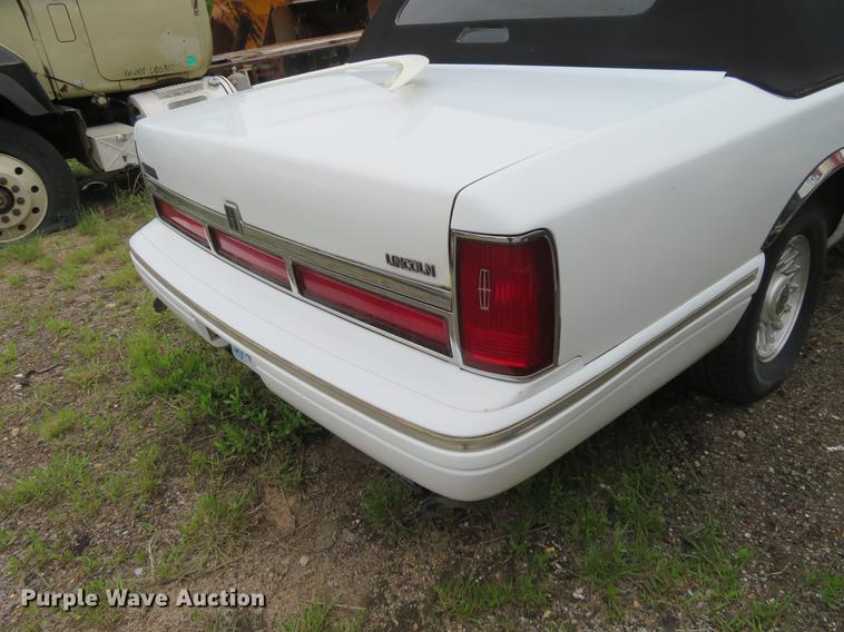 image for item DD7044 1996 Lincoln Town Car Executive limousine