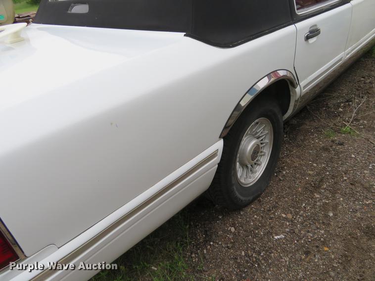 image for item DD7044 1996 Lincoln Town Car Executive limousine