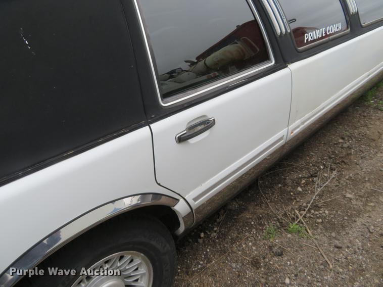 image for item DD7044 1996 Lincoln Town Car Executive limousine