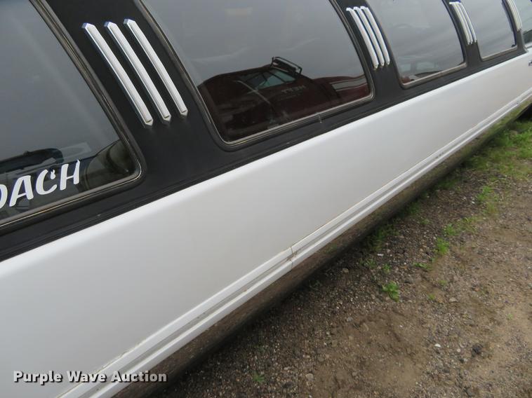 image for item DD7044 1996 Lincoln Town Car Executive limousine
