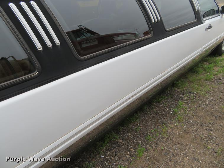 image for item DD7044 1996 Lincoln Town Car Executive limousine