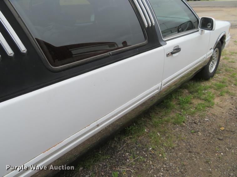 image for item DD7044 1996 Lincoln Town Car Executive limousine