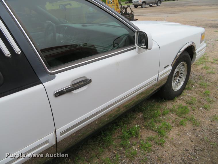 image for item DD7044 1996 Lincoln Town Car Executive limousine