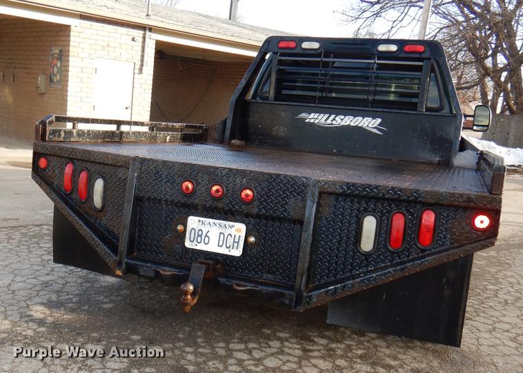 image for item DD8973 2002 Ford F350 Super Duty Crew Cab flatbed pickup truck