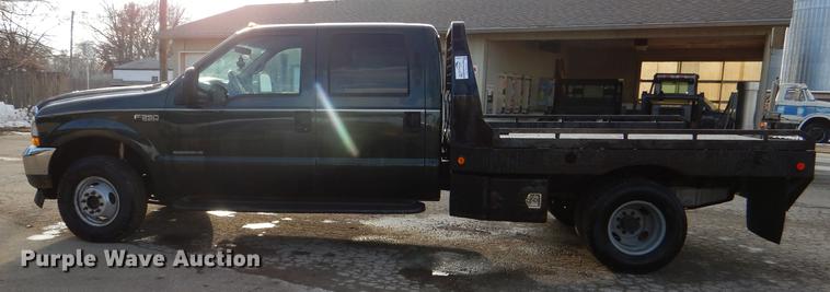 image for item DD8973 2002 Ford F350 Super Duty Crew Cab flatbed pickup truck
