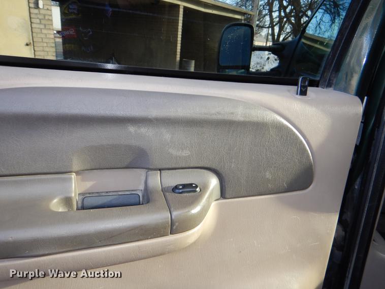 image for item DD8973 2002 Ford F350 Super Duty Crew Cab flatbed pickup truck