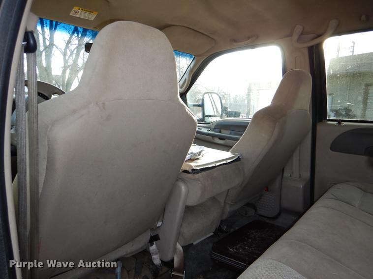 image for item DD8973 2002 Ford F350 Super Duty Crew Cab flatbed pickup truck