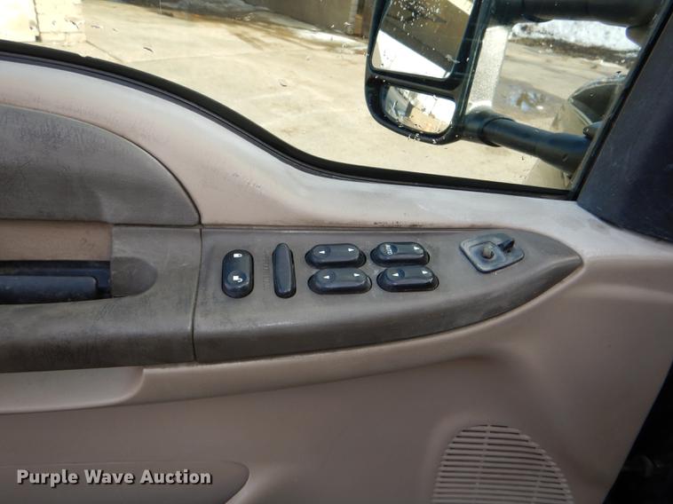 image for item DD8973 2002 Ford F350 Super Duty Crew Cab flatbed pickup truck