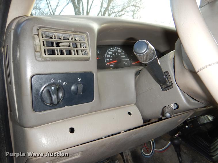 image for item DD8973 2002 Ford F350 Super Duty Crew Cab flatbed pickup truck