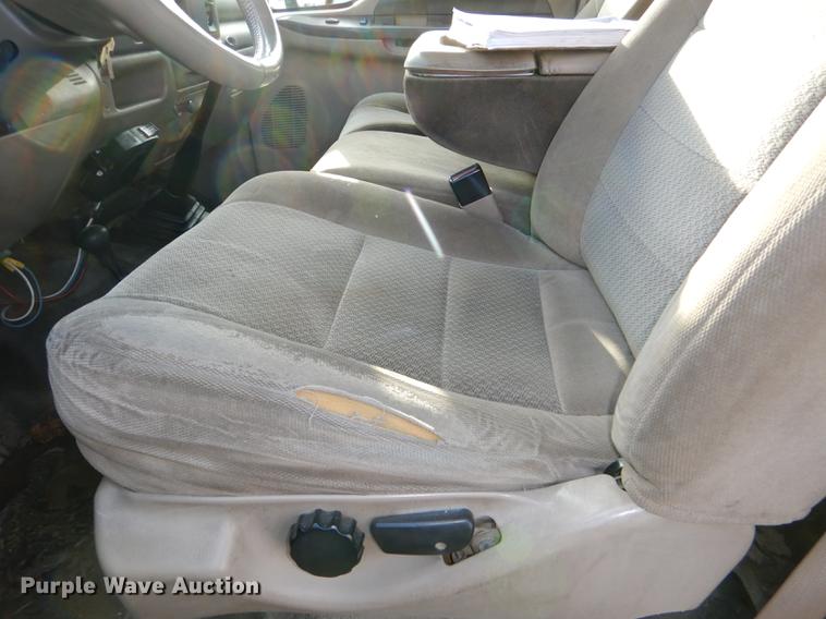 image for item DD8973 2002 Ford F350 Super Duty Crew Cab flatbed pickup truck