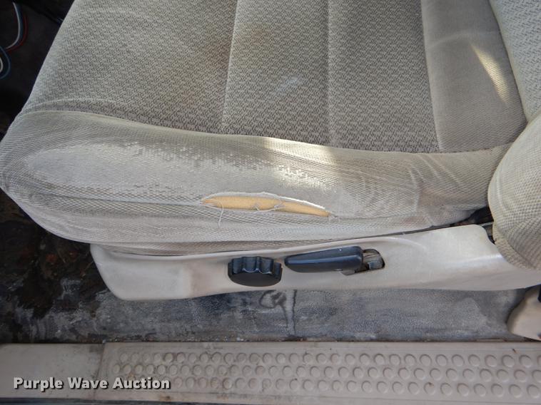 image for item DD8973 2002 Ford F350 Super Duty Crew Cab flatbed pickup truck