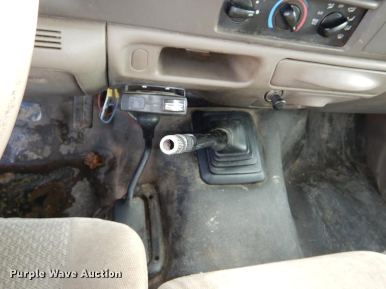 image for item DD8973 2002 Ford F350 Super Duty Crew Cab flatbed pickup truck