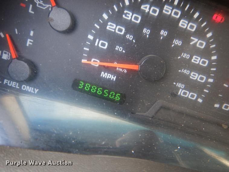 image for item DD8973 2002 Ford F350 Super Duty Crew Cab flatbed pickup truck