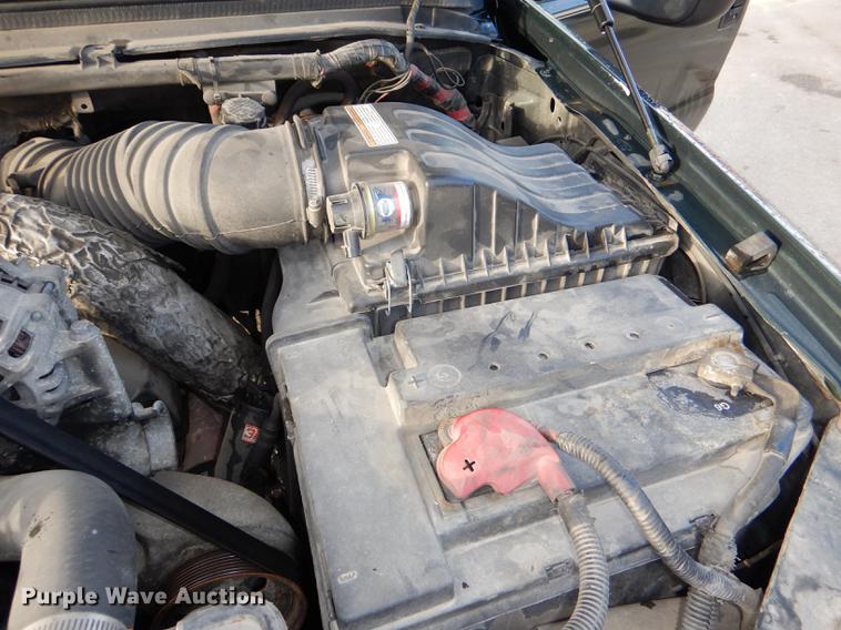 image for item DD8973 2002 Ford F350 Super Duty Crew Cab flatbed pickup truck