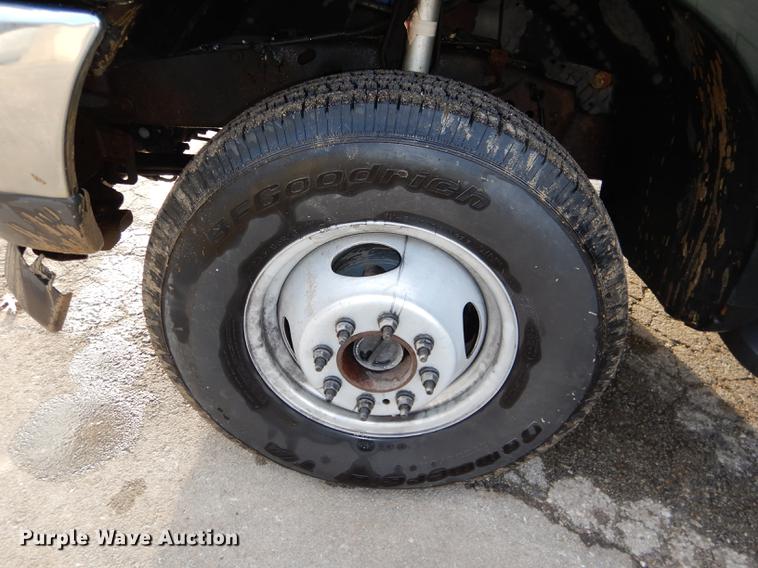 image for item DD8973 2002 Ford F350 Super Duty Crew Cab flatbed pickup truck