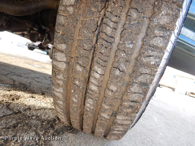 image for item DD8973 2002 Ford F350 Super Duty Crew Cab flatbed pickup truck