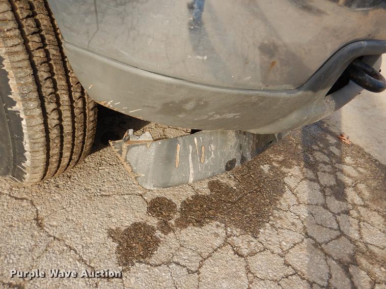 image for item DD8973 2002 Ford F350 Super Duty Crew Cab flatbed pickup truck