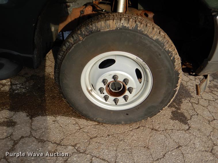 image for item DD8973 2002 Ford F350 Super Duty Crew Cab flatbed pickup truck