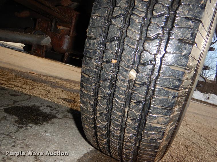 image for item DD8973 2002 Ford F350 Super Duty Crew Cab flatbed pickup truck