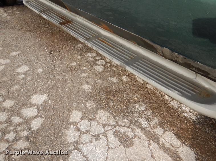 image for item DD8973 2002 Ford F350 Super Duty Crew Cab flatbed pickup truck