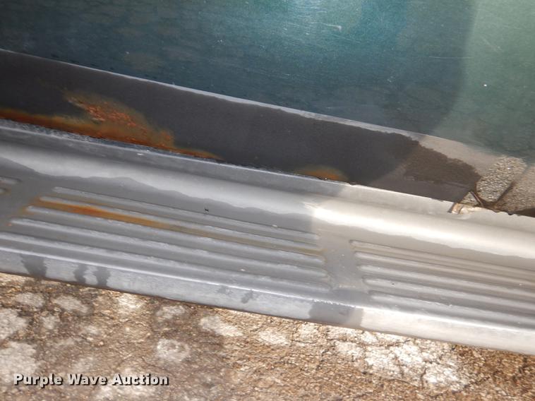 image for item DD8973 2002 Ford F350 Super Duty Crew Cab flatbed pickup truck