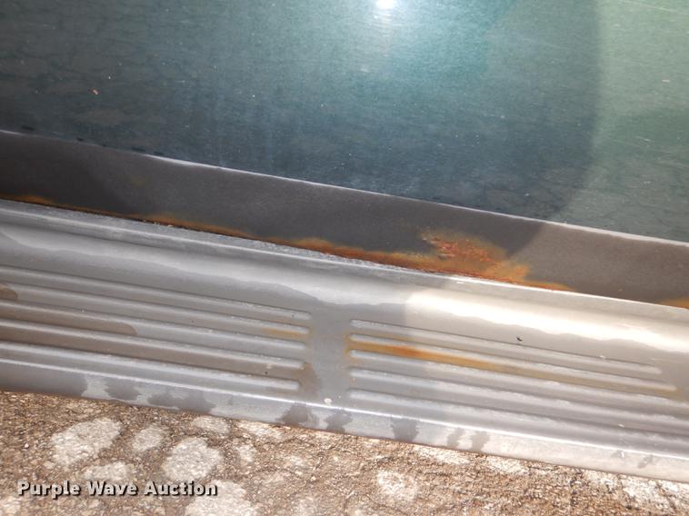 image for item DD8973 2002 Ford F350 Super Duty Crew Cab flatbed pickup truck