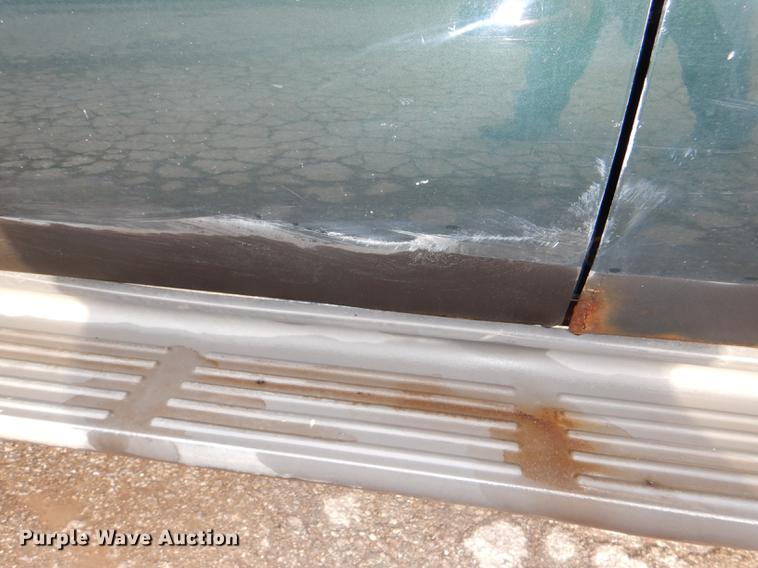 image for item DD8973 2002 Ford F350 Super Duty Crew Cab flatbed pickup truck