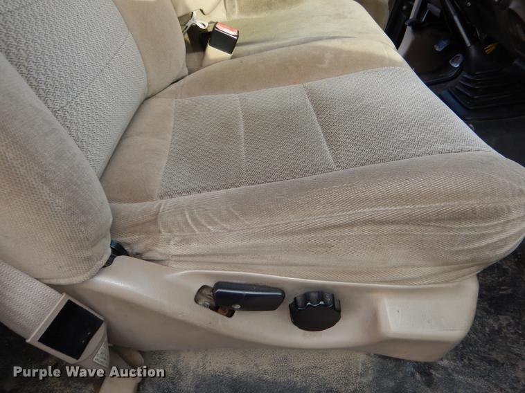 image for item DD8973 2002 Ford F350 Super Duty Crew Cab flatbed pickup truck