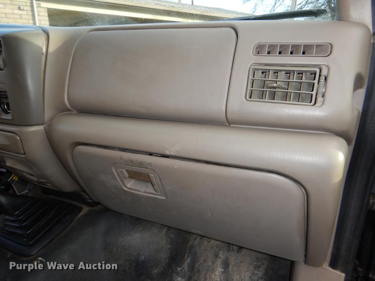 image for item DD8973 2002 Ford F350 Super Duty Crew Cab flatbed pickup truck