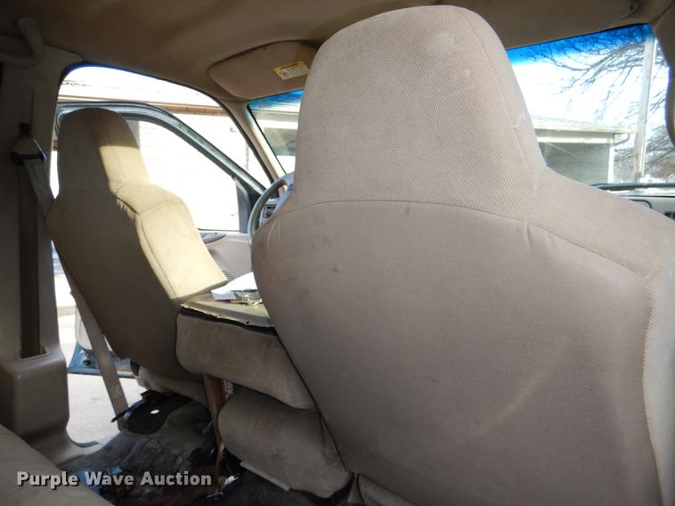 image for item DD8973 2002 Ford F350 Super Duty Crew Cab flatbed pickup truck