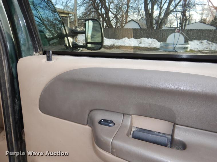 image for item DD8973 2002 Ford F350 Super Duty Crew Cab flatbed pickup truck