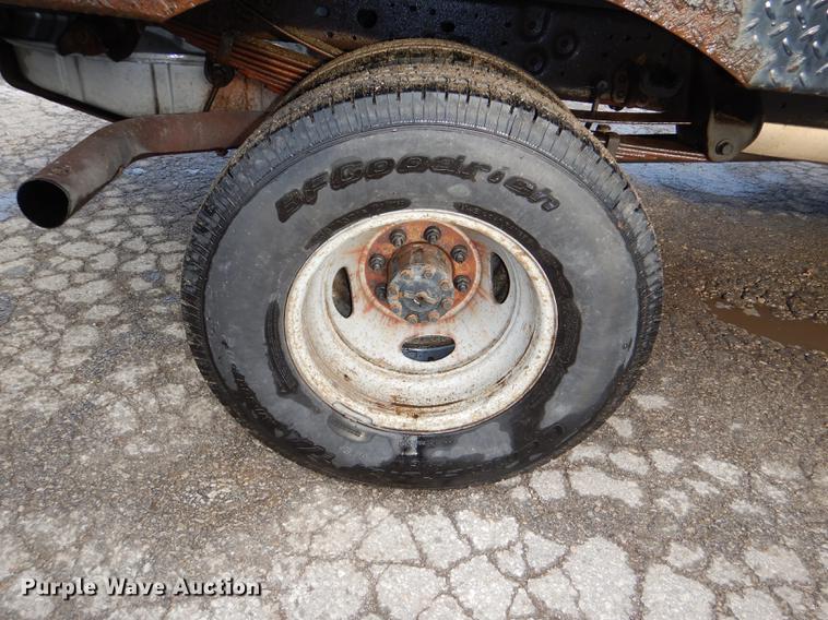 image for item DD8973 2002 Ford F350 Super Duty Crew Cab flatbed pickup truck