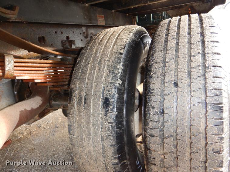 image for item DD8973 2002 Ford F350 Super Duty Crew Cab flatbed pickup truck