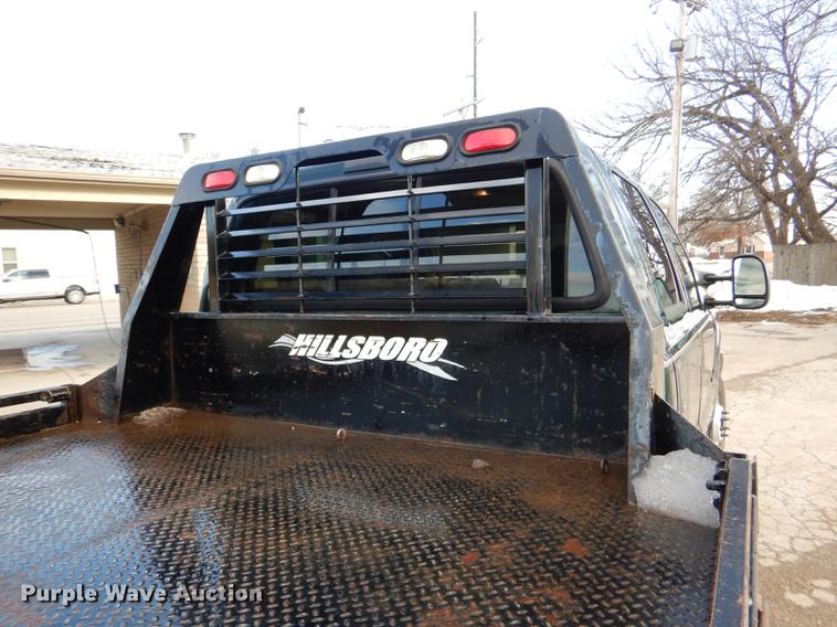 image for item DD8973 2002 Ford F350 Super Duty Crew Cab flatbed pickup truck