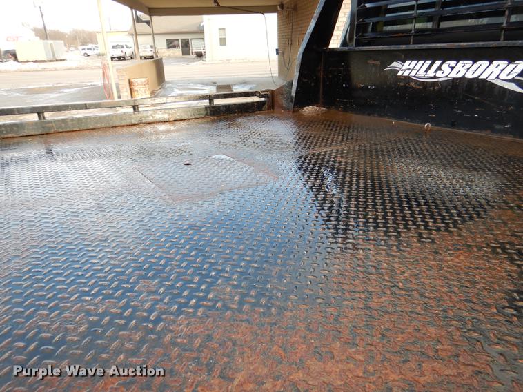 image for item DD8973 2002 Ford F350 Super Duty Crew Cab flatbed pickup truck