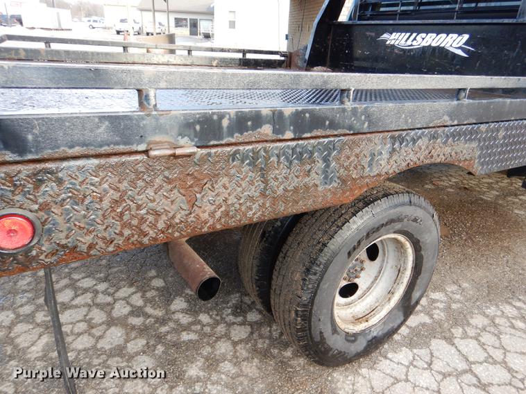 image for item DD8973 2002 Ford F350 Super Duty Crew Cab flatbed pickup truck