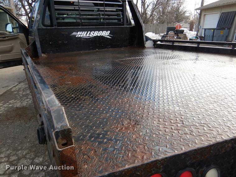 image for item DD8973 2002 Ford F350 Super Duty Crew Cab flatbed pickup truck