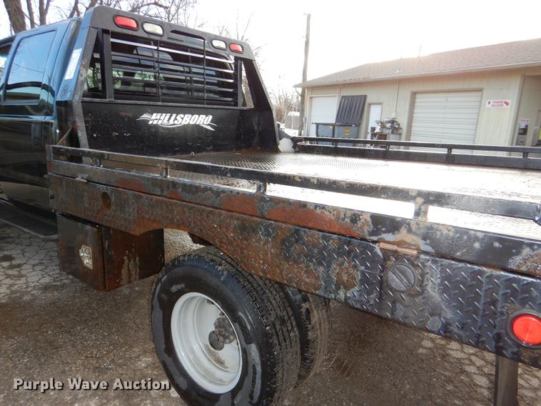 image for item DD8973 2002 Ford F350 Super Duty Crew Cab flatbed pickup truck