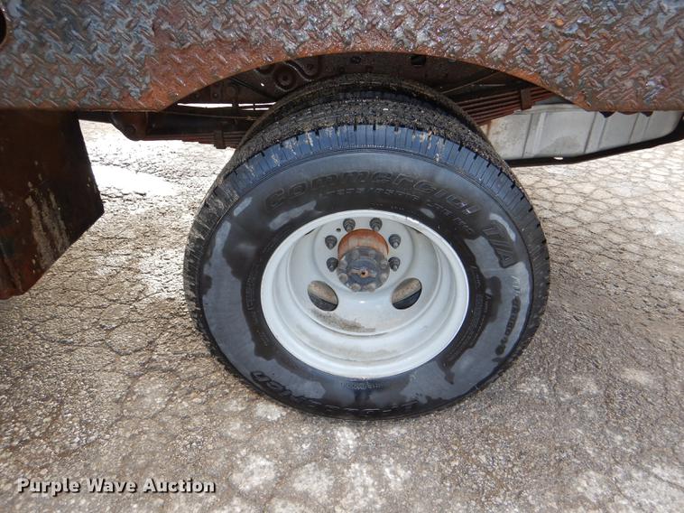 image for item DD8973 2002 Ford F350 Super Duty Crew Cab flatbed pickup truck