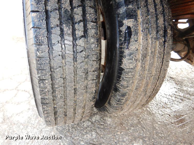 image for item DD8973 2002 Ford F350 Super Duty Crew Cab flatbed pickup truck