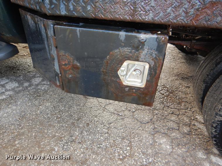 image for item DD8973 2002 Ford F350 Super Duty Crew Cab flatbed pickup truck