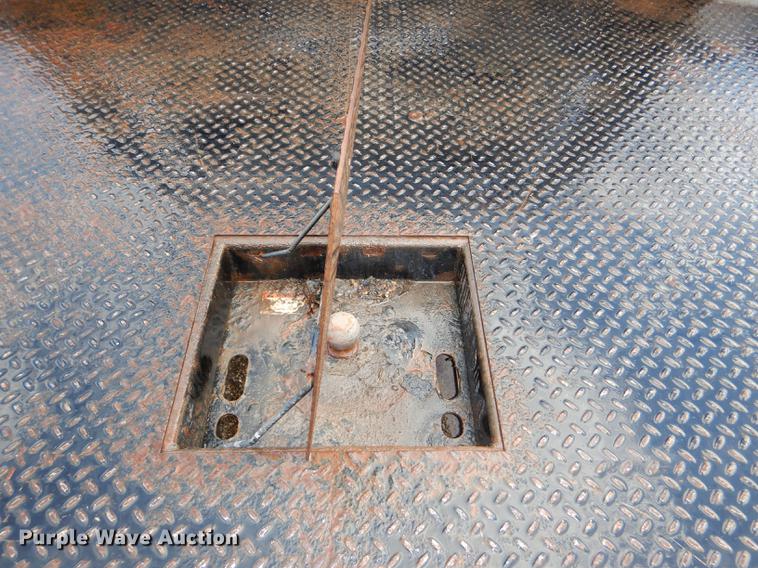 image for item DD8973 2002 Ford F350 Super Duty Crew Cab flatbed pickup truck