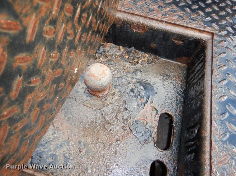 image for item DD8973 2002 Ford F350 Super Duty Crew Cab flatbed pickup truck