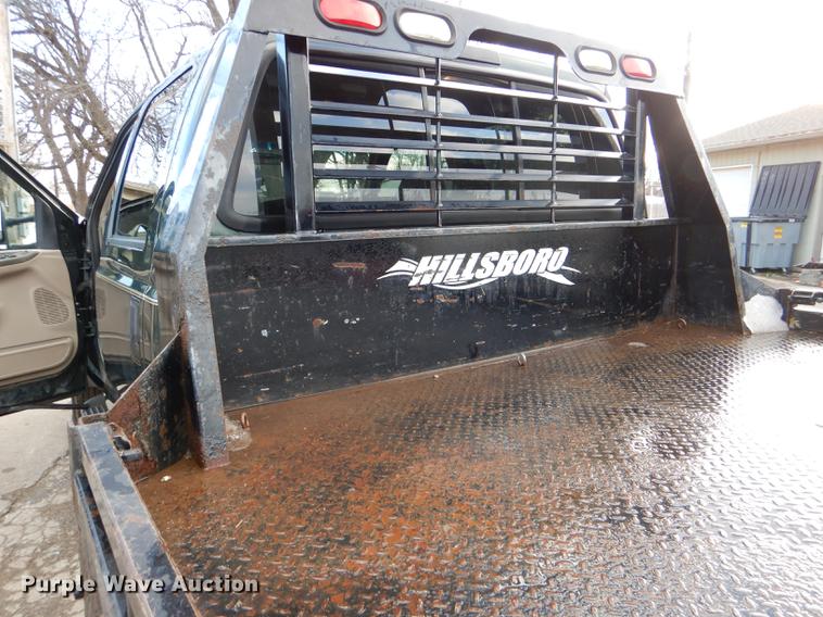 image for item DD8973 2002 Ford F350 Super Duty Crew Cab flatbed pickup truck