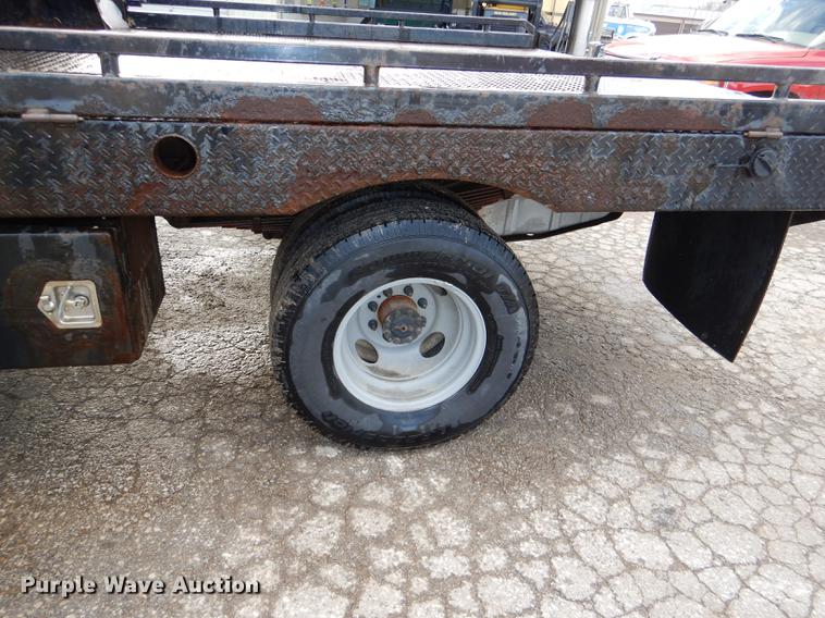image for item DD8973 2002 Ford F350 Super Duty Crew Cab flatbed pickup truck