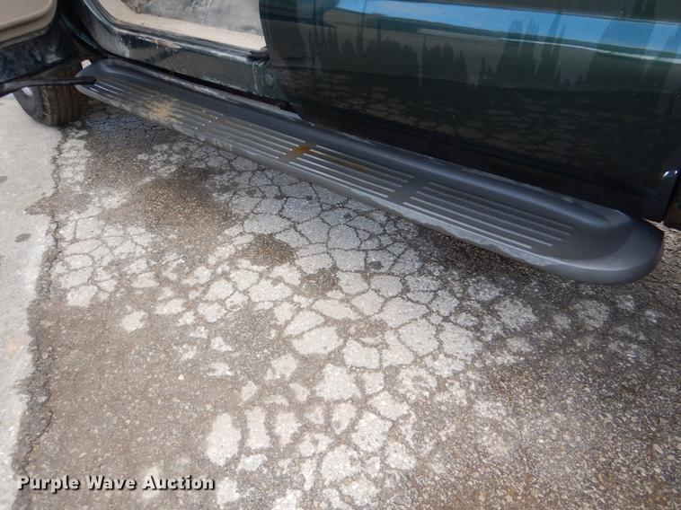 image for item DD8973 2002 Ford F350 Super Duty Crew Cab flatbed pickup truck