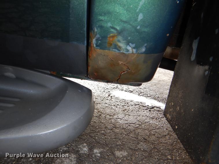 image for item DD8973 2002 Ford F350 Super Duty Crew Cab flatbed pickup truck