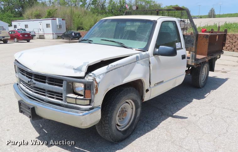 image for item DE3544 2000 Chevrolet C2500 flatbed pickup truck